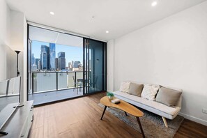 TV, offices - 1BR Apt and Balcony, Parking with wifi (South Brisbane)