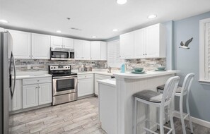 Kjøleskap, mikrobølgeovn, ovn og kokeplater