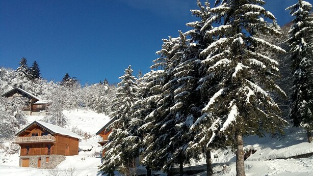 A snow-covered mountain with a wooden cabin and a ski lift. - Warm refuge for family vacations  (Saint-Jacques-des-Blats)