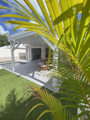 Outdoor dining - Villa grande Anse 2 bedrooms, swimming pool 200 m from the beach of la Caravelle! (sainte anne)