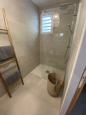 Shower, hair dryer, towels - Villa grande Anse 2 bedrooms, swimming pool 200 m from the beach of la Caravelle! (sainte anne)