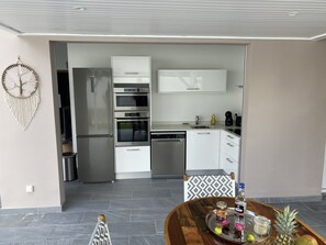 Réfrigérateur, four à micro-ondes, un four, surface de cuisson