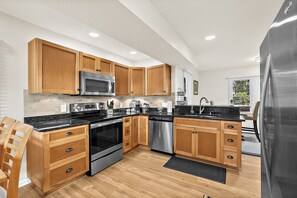 冰箱、微波炉、烤箱、炉灶