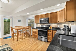 冰箱、微波炉、烤箱、炉灶