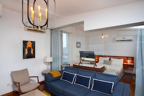 ดีไซน์เพนท์เฮาส์ | ห้องนั่งเล่น | สมาร์ททีวี 43 นิ้ว พร้อมช่องดิจิตอล, ทีวี, Netflix