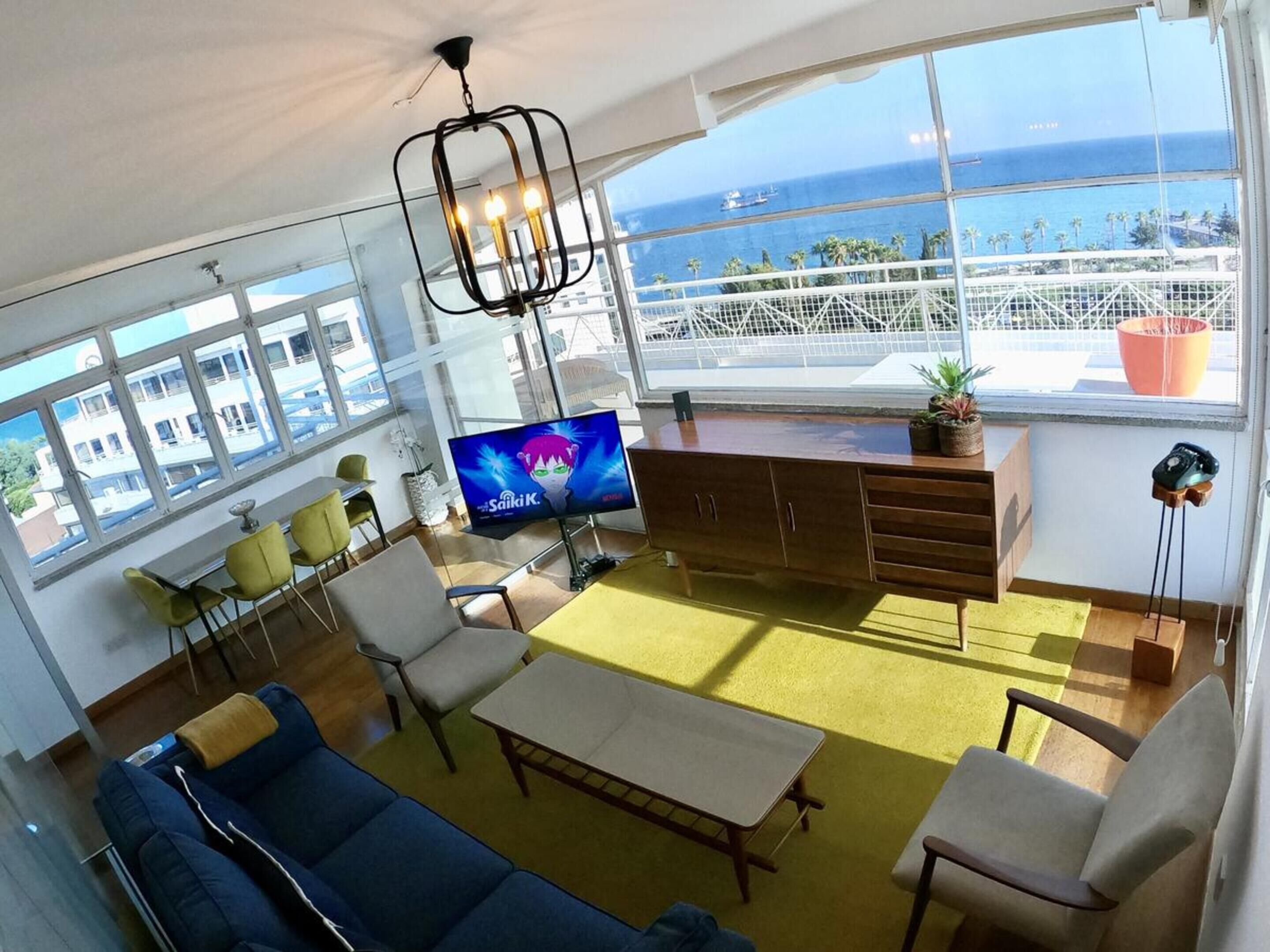 设计顶层房 | 客厅 | 43-英寸智能电视（配备数码频道）、电视、Netflix