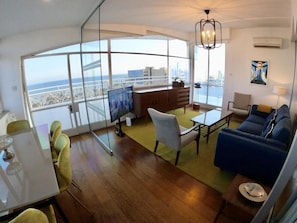 ดีไซน์เพนท์เฮาส์ | บริเวณนั่งเล่น | สมาร์ททีวี 43 นิ้ว พร้อมช่องดิจิตอล, ทีวี, Netflix