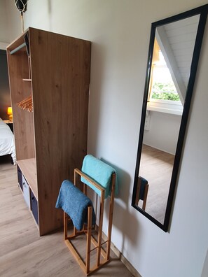4 bedrooms, desk, iron/ironing board, travel crib