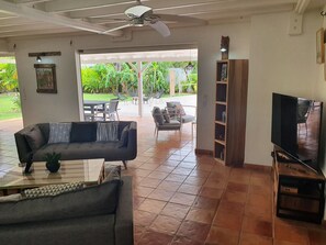 Smart TV, books - Villa with sea view and close to rivers, 2mn from Valombreuse floral park (PETIT-BOURG)