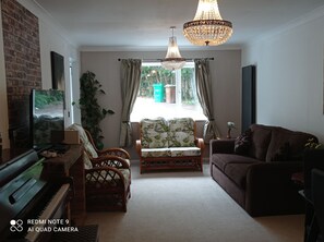 Smart TV, DVD player - Two bedroom cottage in a quite woodland setting (Nottingham)