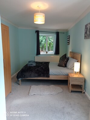 2 bedrooms, desk, iron/ironing board, travel cot - Two bedroom cottage in a quite woodland setting (Nottingham)
