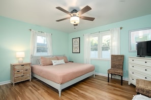 WiFi, bed sheets - Beachside Cottage- 1 min walk to sand and sun (Huron)
