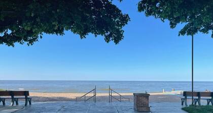 Beachside Cottage- 1 min walk to sand and sun