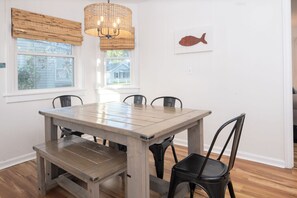 Dining - Beachside Cottage- 1 min walk to sand and sun (Huron)