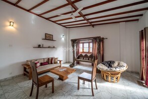 Smart TV - PropertyOne: Entire Home with private swimming pool and jacuzzi. (Sri Jayawardenepura Kotte)