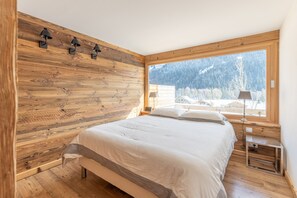 4 chambres, bureau, fer et planche à repasser, lit de bébé portatif
