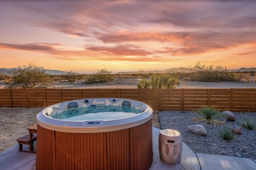 Charming Bungalow! ENDLESS VIEWS, Hot Tub, Fire Pit!