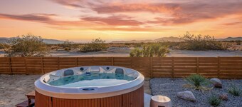 Charming Bungalow! ENDLESS VIEWS, Hot Tub, Fire Pit!