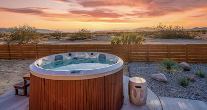 Charming Bungalow! ENDLESS VIEWS, Hot Tub, Fire Pit!