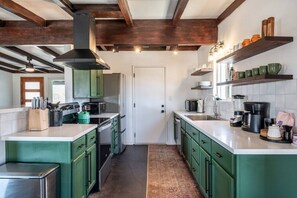 Fridge, microwave, oven, stovetop - Charming Bungalow! ENDLESS VIEWS, Hot Tub, Fire Pit! (Joshua Tree)