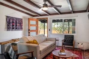 Smart TV - Charming Bungalow! ENDLESS VIEWS, Hot Tub, Fire Pit! (Joshua Tree)