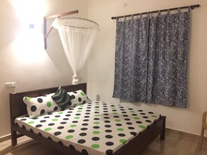 2 quartos, ferros/tábuas de passar roupa, roupa de cama