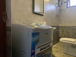 Chuveiro, bidê, toalhas de banho, papel higiênico