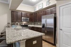 Lave-vaisselle, tables Ă manger