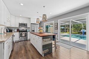 Réfrigérateur, four à micro-ondes, un four, surface de cuisson