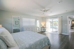 4 chambres, bureau, fer et planche à repasser, lit de bébé portatif