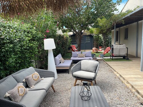 villa avec piscine pour de belles vacances .