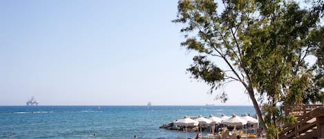 På stranden, solstolar, parasoller och strandhanddukar