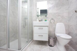 Comfort Studio | Bathroom | Shower, hair dryer, towels, soap