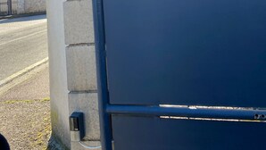 Un cartel en un edificio que dice 'Ferme des p'tits loups'.