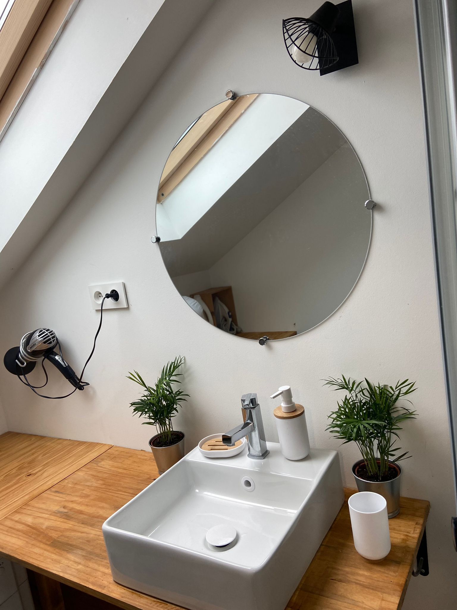 Douche, sèche-cheveux, serviettes fournies, papier toilette