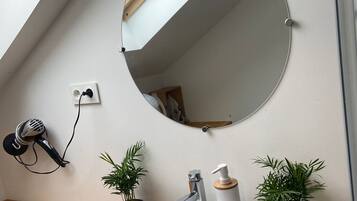 Douche, sèche-cheveux, serviettes fournies, papier toilette