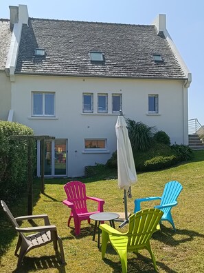 Property grounds - Vacation home in Plouescat, sea view, feet in the water. (Plouescat)