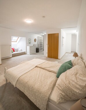 3 bedrooms, iron/ironing board, travel crib, free WiFi