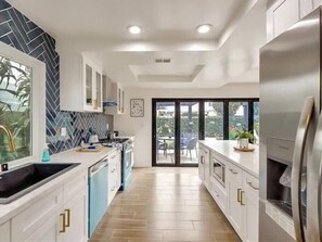 Réfrigérateur, four, lave-vaisselle, cafetière/bouilloire