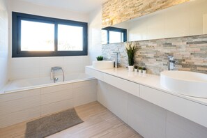 Baignoire, sèche-cheveux, serviettes fournies