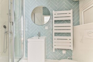 Duschwanne, Haartrockner, Handtücher