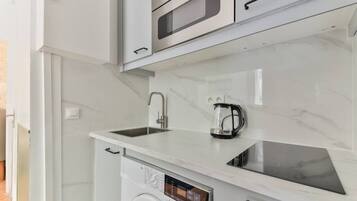 Cafetière/bouilloire, batterie de cuisine, vaisselle et ustensiles