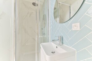 Combined shower/tub, hair dryer, towels