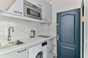 Cafetière/bouilloire, batterie de cuisine, vaisselle et ustensiles