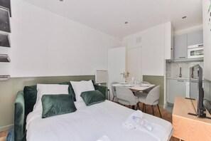 1 bedroom, iron/ironing board, travel cot, WiFi - Buttes-Chaumont canal st martin&trains stations! (Paris)