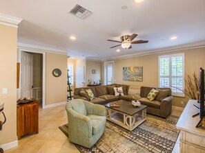 Smart TV, DVD player, books, video library - Luxury Key West feel steps from Historic downtown Stuart, minutes from the beach (Stuart)