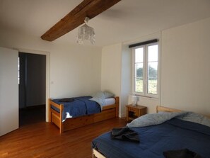 2 habitaciones, tabla de planchar con plancha y cuna de viaje 