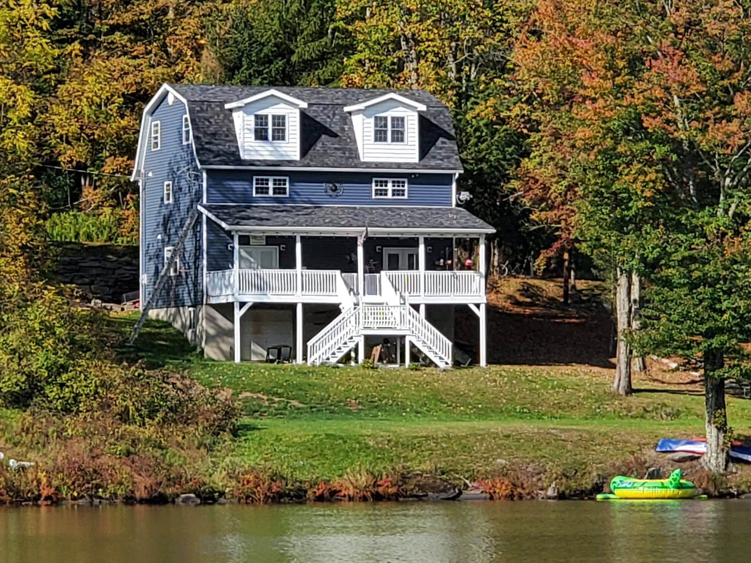 Lakefront home. Close to elk mountain ski. Swim tube boat fish.. summer fun!