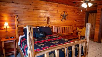 Chalet rustique classique, 2 chambres, non-fumeur, vue sur le parc | Literie de qualité, lit avec matelas en mousse à mémoire