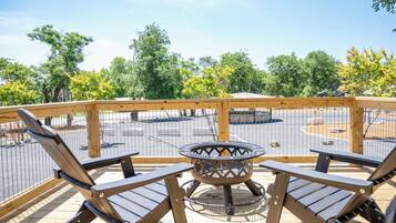 Classic-mökki, 1 suuri parisänky, tupakointi kielletty, jokinäköala | 1 makuuhuone, ylelliset vuodevaatteet, memory foam -patjalliset sängyt